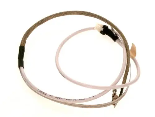 Heizkabel mit isolierten Drähten und einem flexiblen Gehäuse, gefertigt von Bosch. Sichtbare Anschlüsse und eine abgeschirmte Leitung.